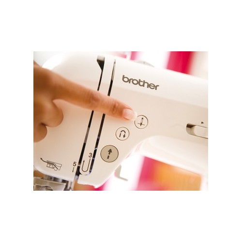 BROTHER Innov-Is 15 machine à coudre électronique familiale écran LCD