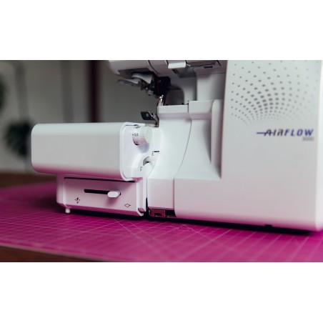 Surjeteuse Airflow 3000 avec système automatique d’enfilage à air Simplifiez-vous la couture des tissus difficiles